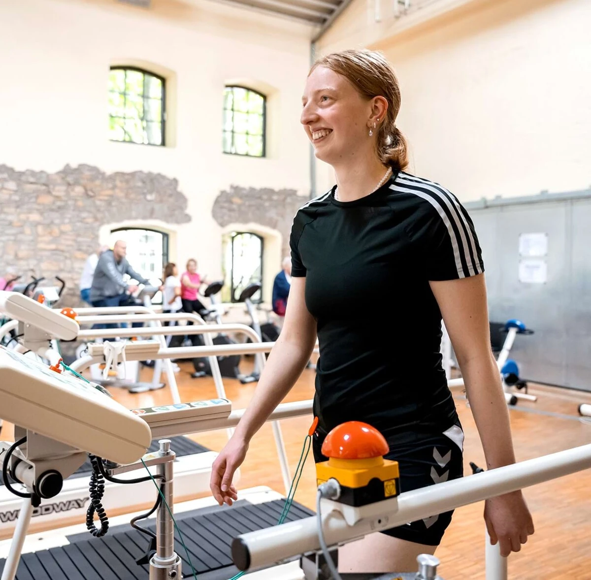 Therapeutisch begleitetes Laufbandtraining – individueller Rehasport zur Verbesserung von Ausdauer, Koordination und Mobilität.