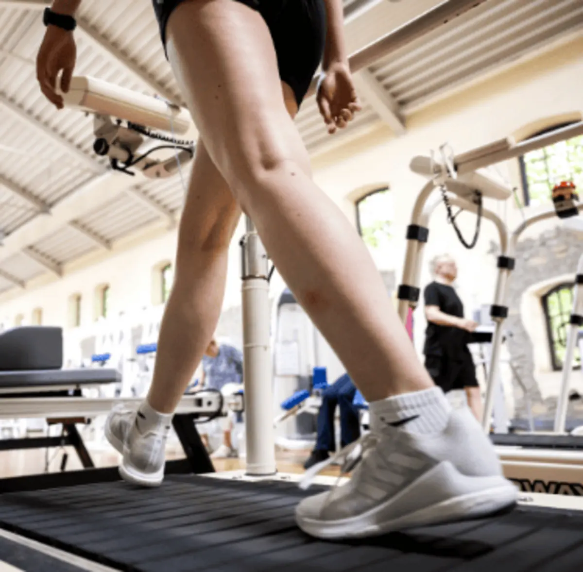 Eine Person beim Gehen auf dem Laufband – sinnbildlich für das strukturierte Aufbautraining im Rahmen der Long-COVID-Rehabilitation im medicos.Osnabrück.