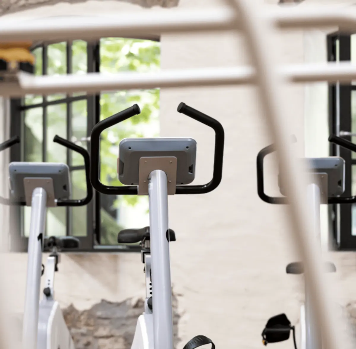 Blick in den Trainingsbereich mit modernen Fahrradergometern – hier finden unsere Gesundheitskurse statt, die Bewegung, Prävention und Spaß an der Aktivität verbinden.