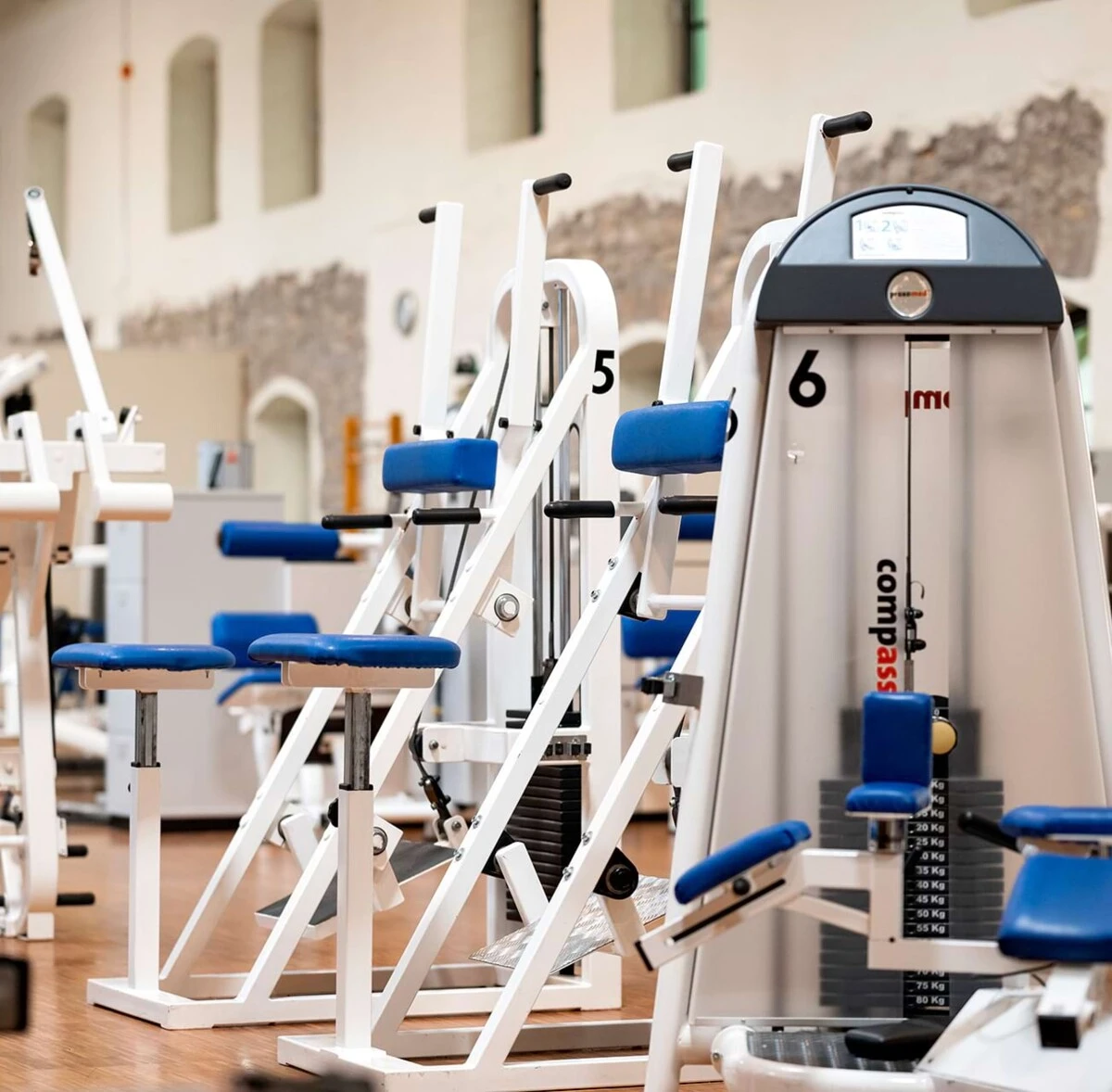 Moderne Trainingsgeräte im lichtdurchfluteten Trainingsbereich von medicos.Osnabrück.