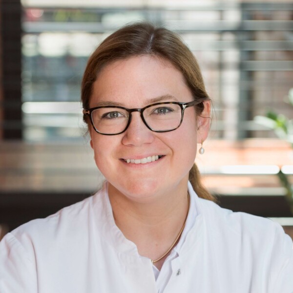 <span style="color: #27348b;">Dr. med. Vanessa Langnickel</span>
