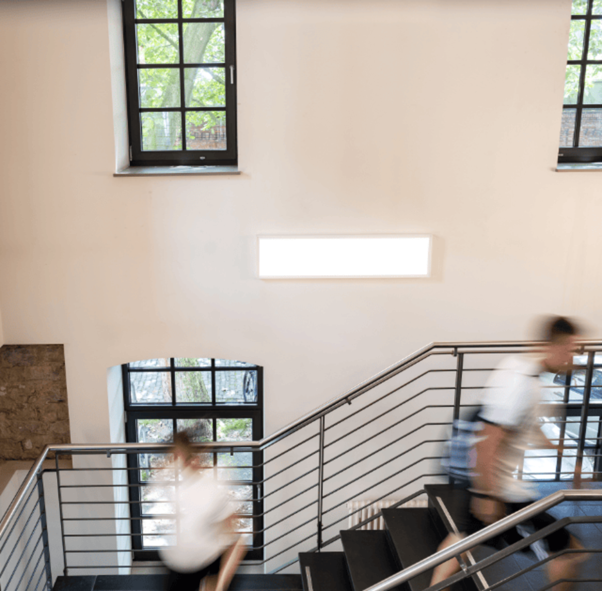 Menschen im Treppenhaus