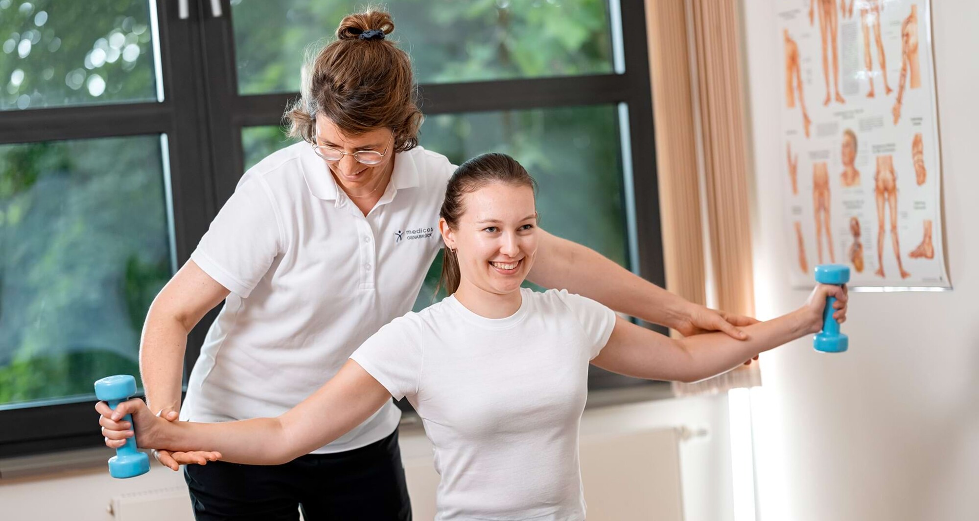Frau beim Krafttraining mit Kurzhanteln – betreutes Muskelaufbautraining im medicos.Osnabrück.