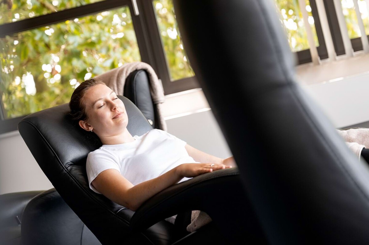 Frau liegt entspannt auf einer Behandlungsliege – symbolische Darstellung für die psychosomatische Nachsorge (PsyRENA), die zur Stabilisierung der psychischen Gesundheit nach der Reha dient.