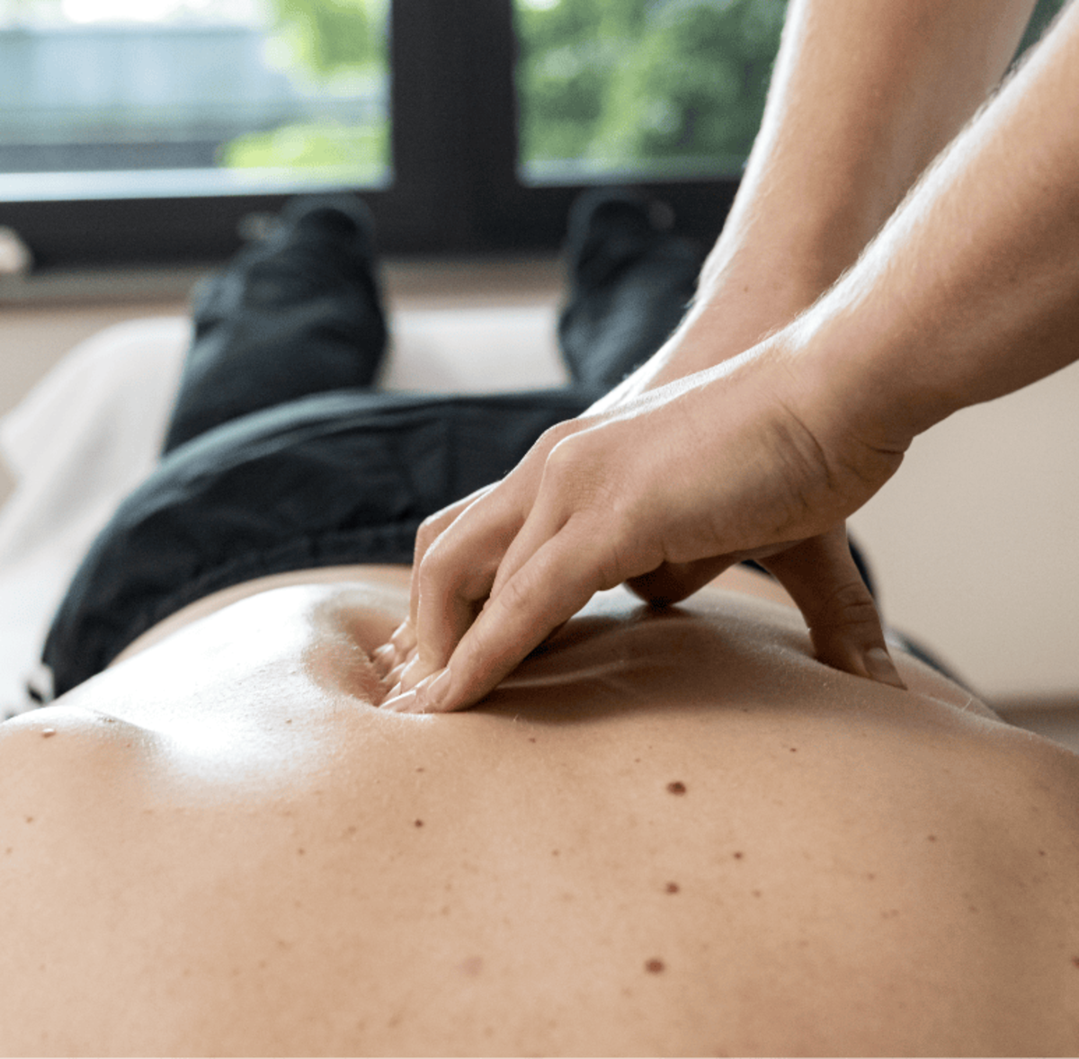 Rückenmassage zur Entspannung – therapeutische Anwendung im Rahmen der ganzheitlichen Behandlung im medicos.Osnabrück.