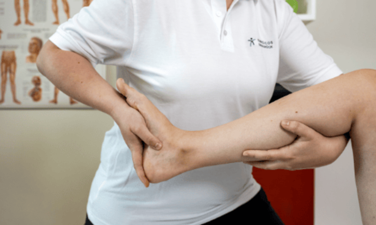 Eine Therapeutin mobilisiert behutsam das Bein einer Patientin – stellvertretend für unsere orthopädische Rehabilitation bei Gelenk- und Wirbelsäulenbeschwerden mit Fokus auf Beweglichkeit und Schmerzlinderung.