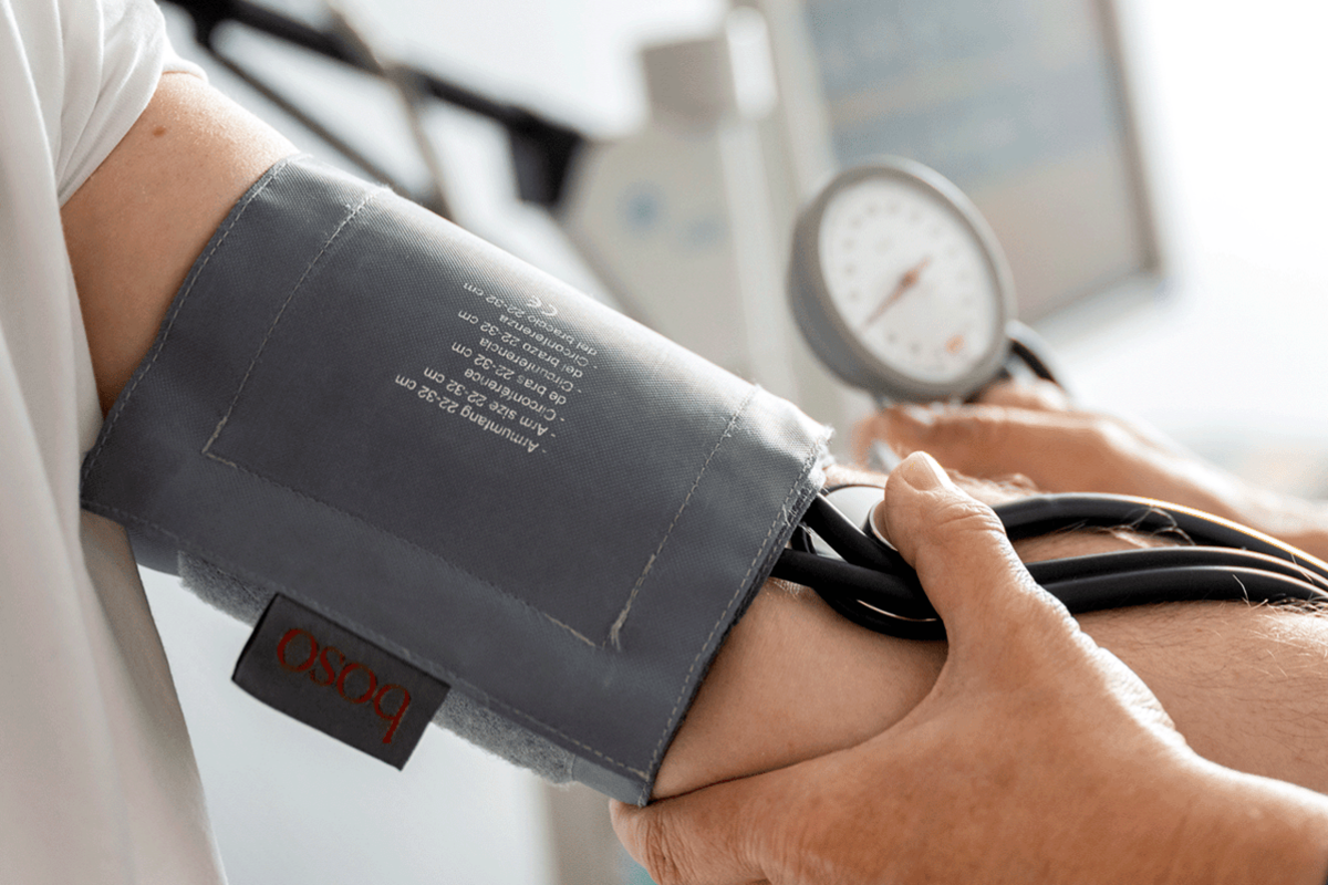 Detailaufnahme einer Blutdruckmessung – präzise Diagnostik als Basis für eine individuell abgestimmte kardiologische Rehabilitation.