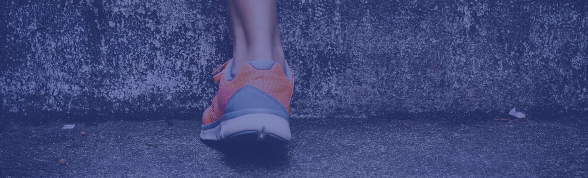Detailaufnahme einer Person mit Sportschuhen, die die Treppe hinaufrennt