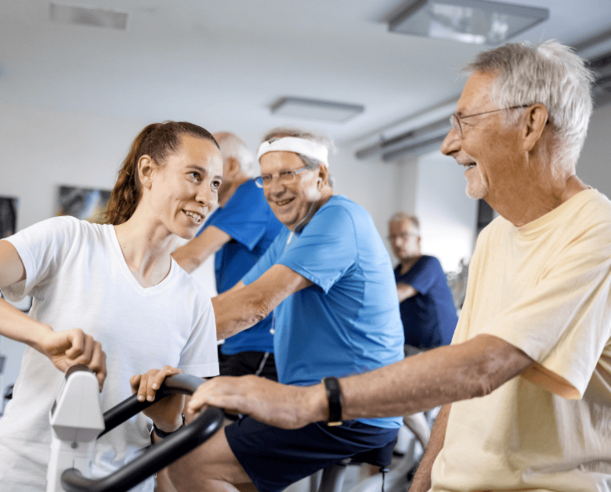 Älterer Patient beim angeleiteten Kardiotraining – gezielte Bewegungstherapie zur langfristigen Stabilisierung und Gesundheitsförderung nach der Reha.