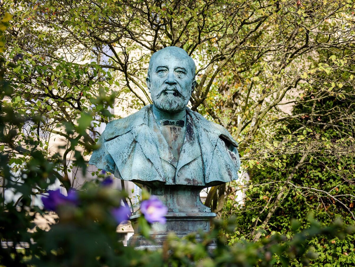 Kupferstatue von Heinrich Schüchtermann