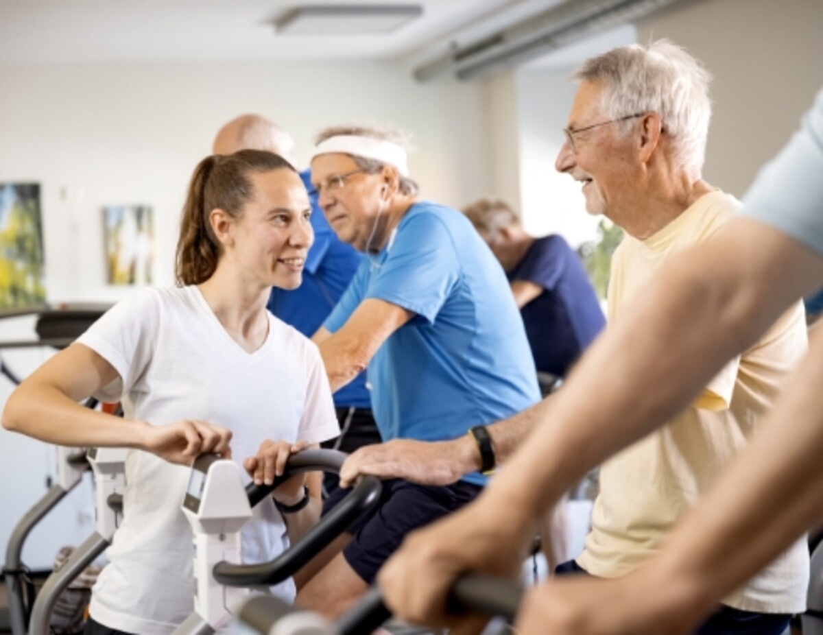Zwei Männer trainieren unter Anleitung in einem Reha-Zentrum – Symbolbild für die Nachsorge im Rahmen des IRENA-Programms zur Stabilisierung der Reha-Erfolge nach orthopädischen oder kardiologischen Indikationen.